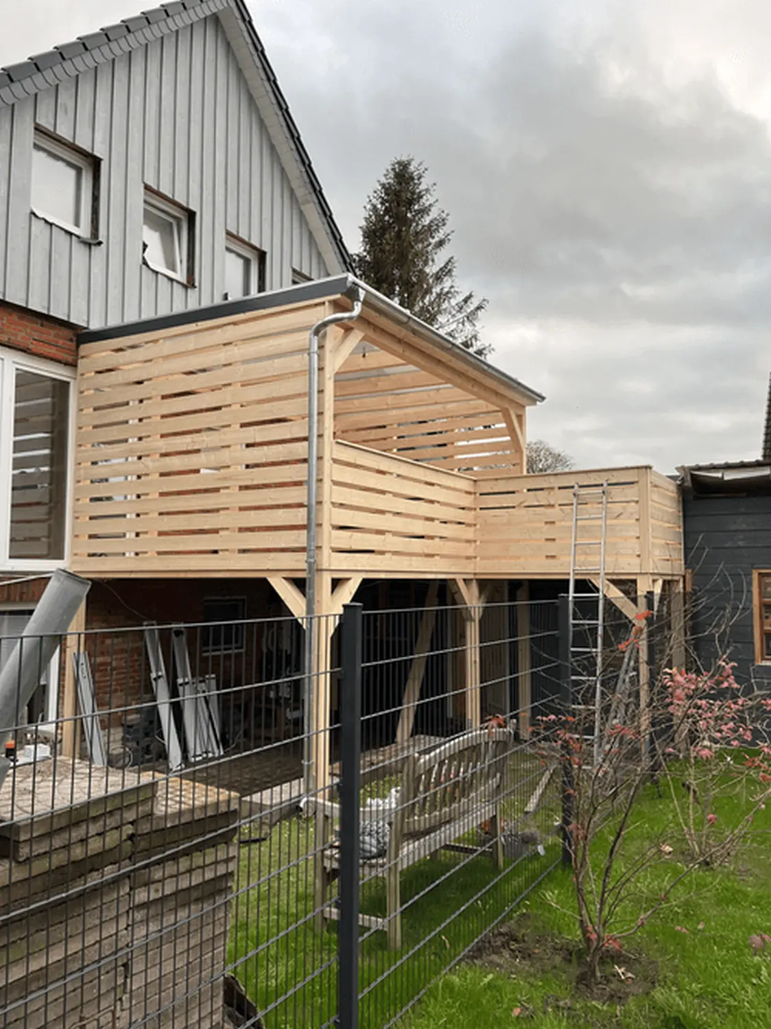 Terrassen - Hartholz Zimmerei & Dachdeckerei