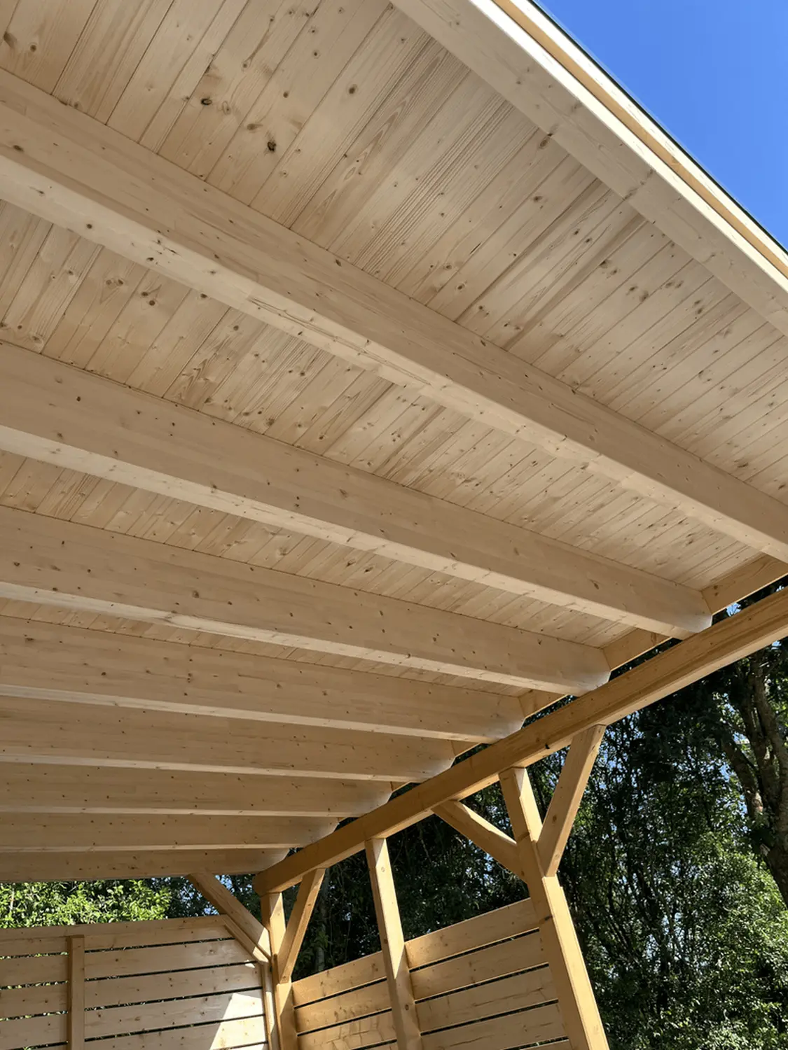 Holzbau - Hartholz Zimmerei & Dachdeckerei
